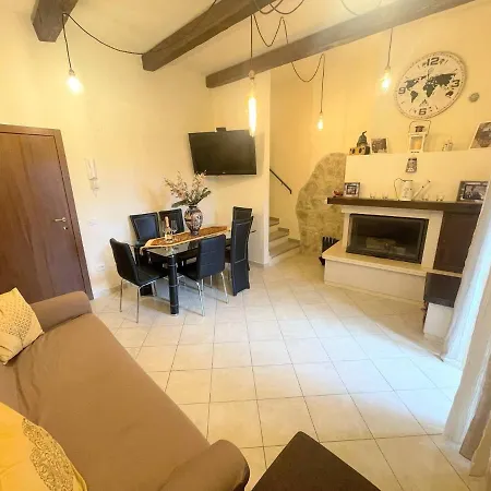 Centrally Located A1 - Sleeps 6 - Terrace - Bbq - Car Not Needed Wifi