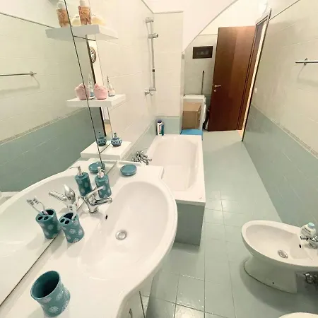 Апартаменты Centrally Located A1 - Sleeps 6 - Terrace - Bbq - Car Not Needed Wifi *