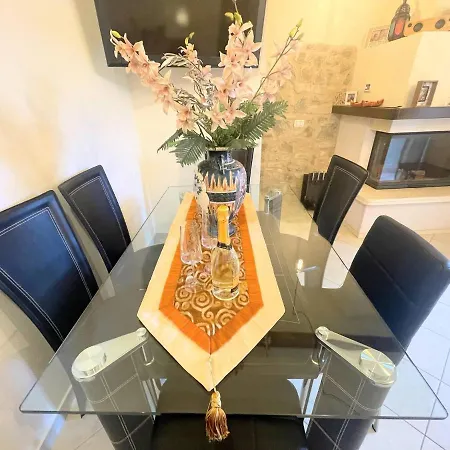 Апартаменты Centrally Located A1 - Sleeps 6 - Terrace - Bbq - Car Not Needed Wifi