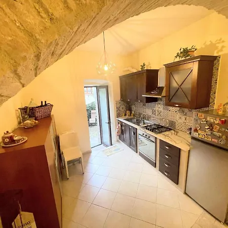Centrally Located A1 - Sleeps 6 - Terrace - Bbq - Car Not Needed Wifi