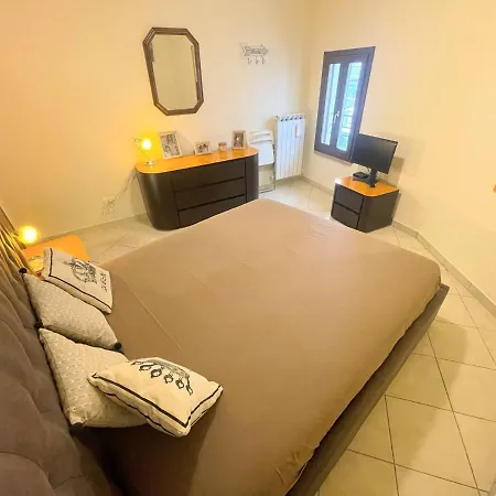 Апартаменты Centrally Located A1 - Sleeps 6 - Terrace - Bbq - Car Not Needed Wifi