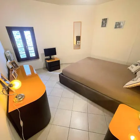 Апартаменты Centrally Located A1 - Sleeps 6 - Terrace - Bbq - Car Not Needed Wifi *